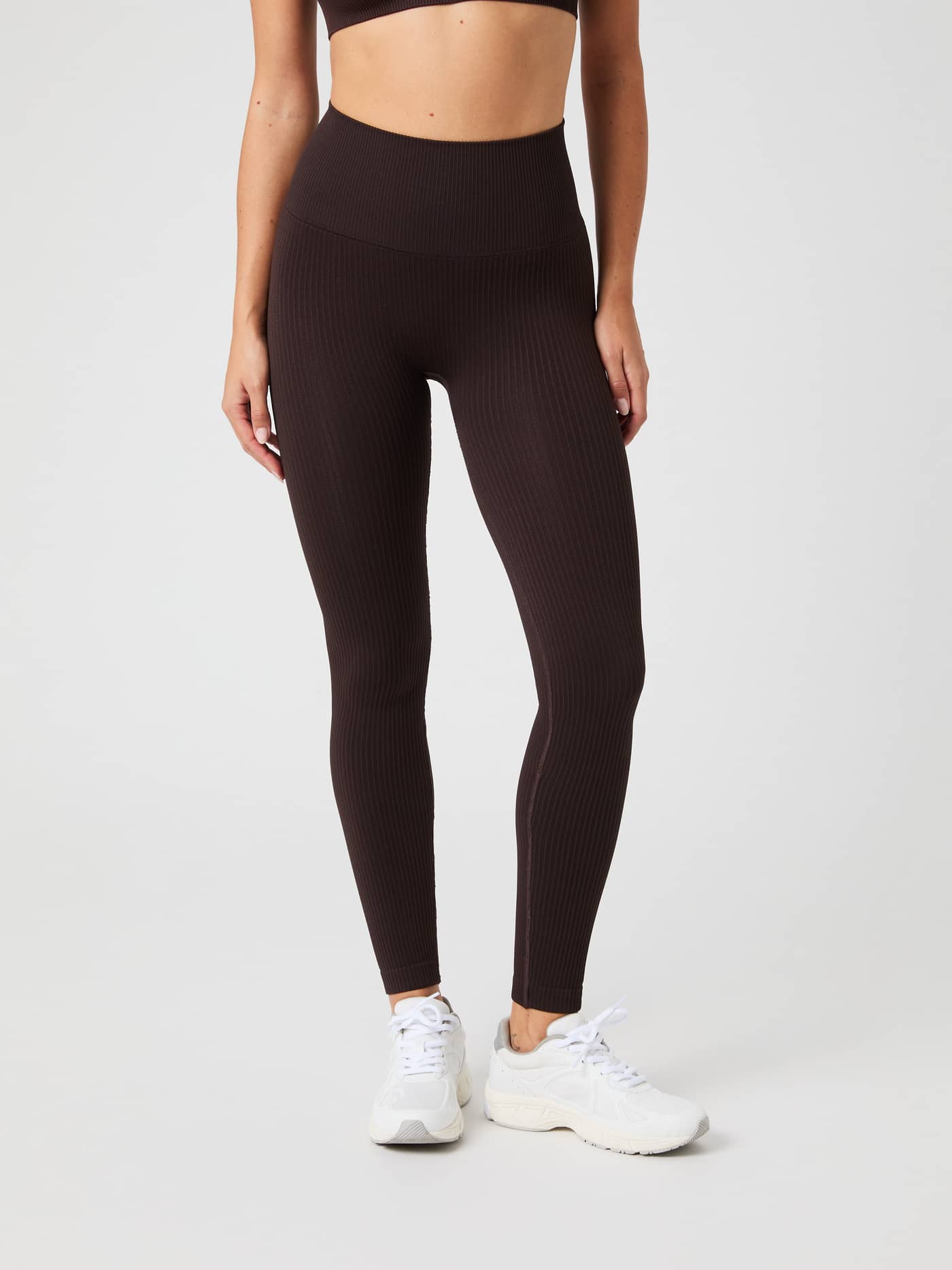 Studio Seamless Ribbed Tights in Molé (Bruin) met een hoge taille en naadloze pasvorm voor training, in vooraanzicht. - Image 4
