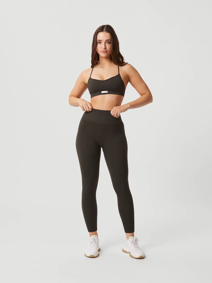 Studio Seamless Ribbed Tights in Peat (Groen) voor dames in vooraanzicht met een slanke pasvorm voor training.