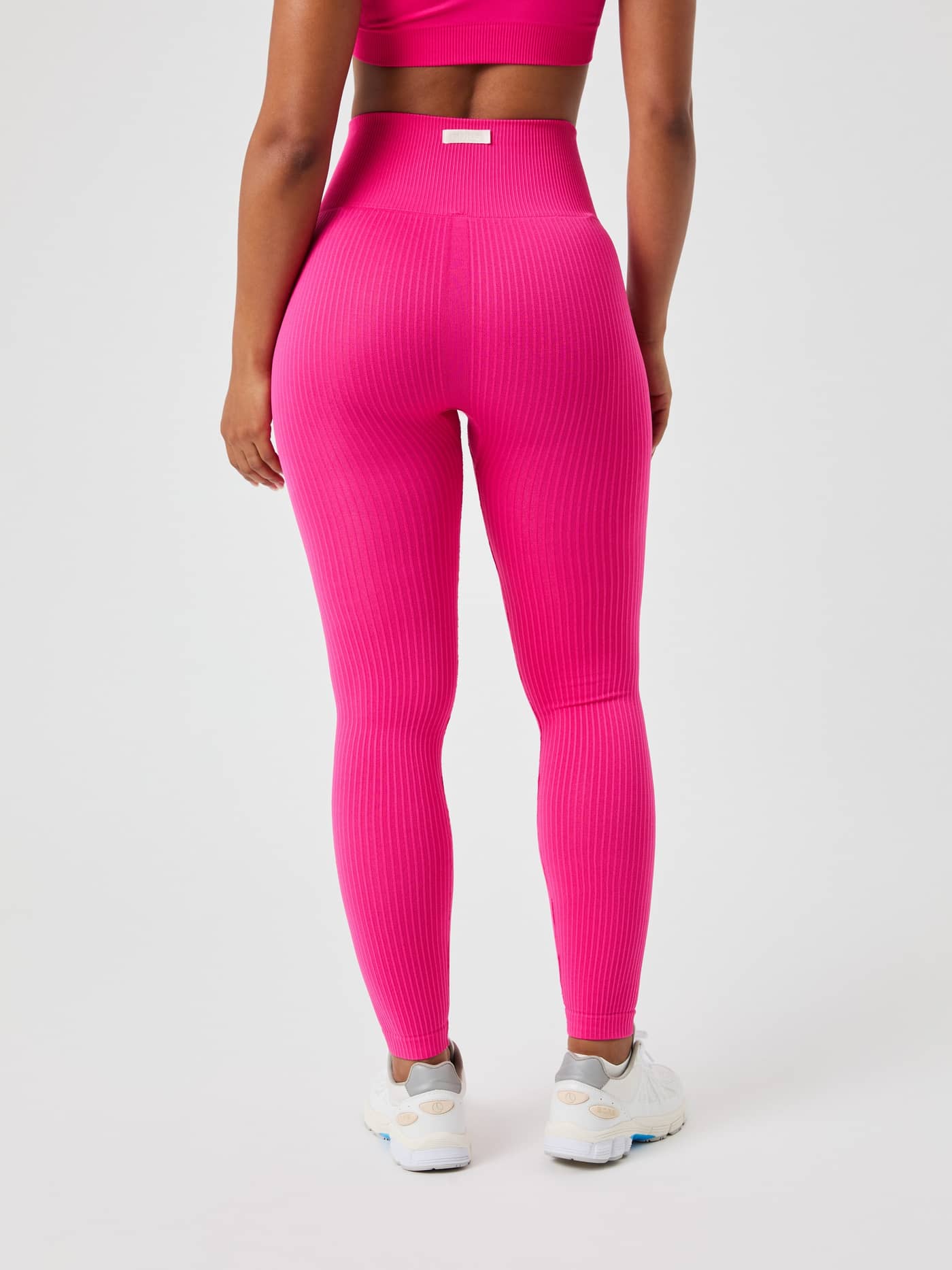 Vue de dos du Studio Seamless Ribbed Tights en Pink Glo (Rose) en tricot côtelé sans coutures pour l'entraînement. - Image 3