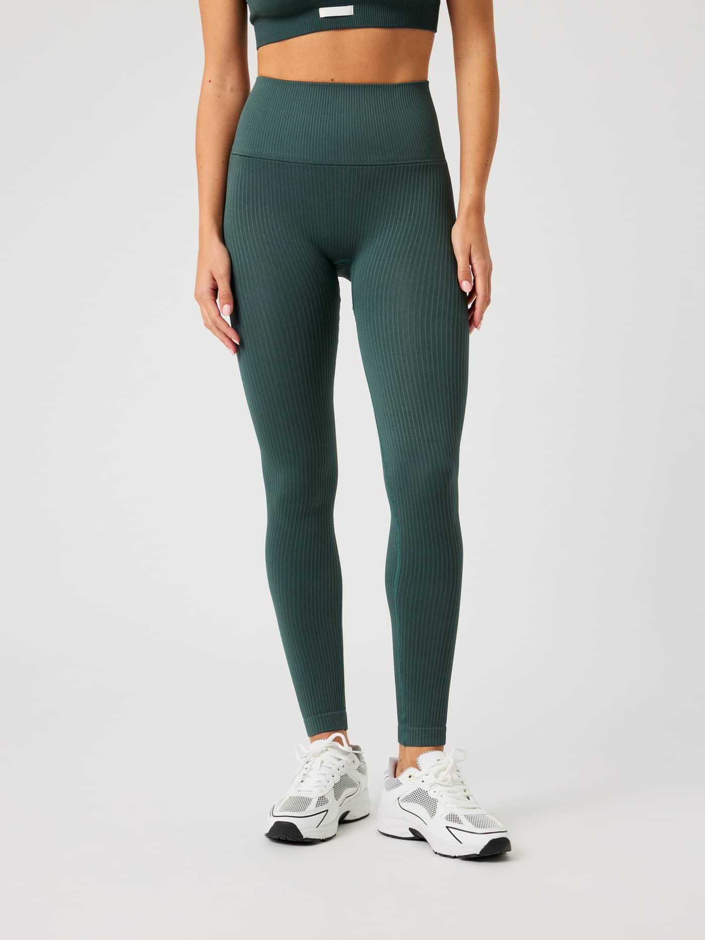 Björn Borg Studio Seamless Ribbed Tights in Urban Chic (Groen) met hoge taille voor training, getoond in vooraanzicht. - Image 2