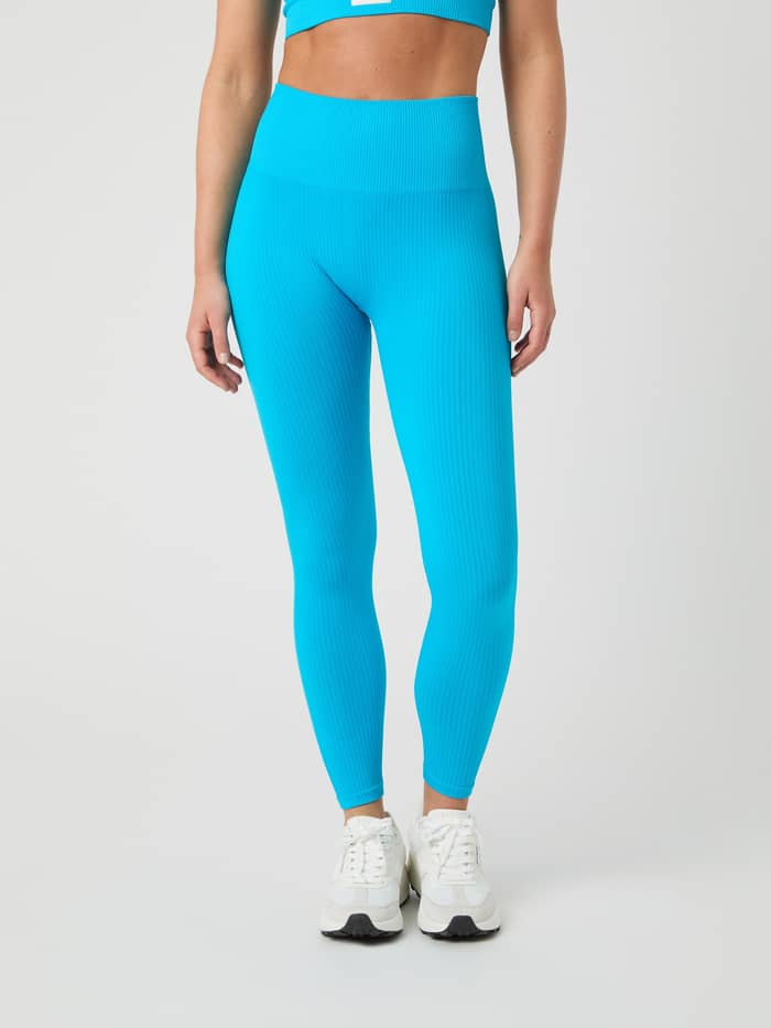 Front view of a model wearing the Björn Borg Studio Seamless Ribbed Tights in Atomic Blue.