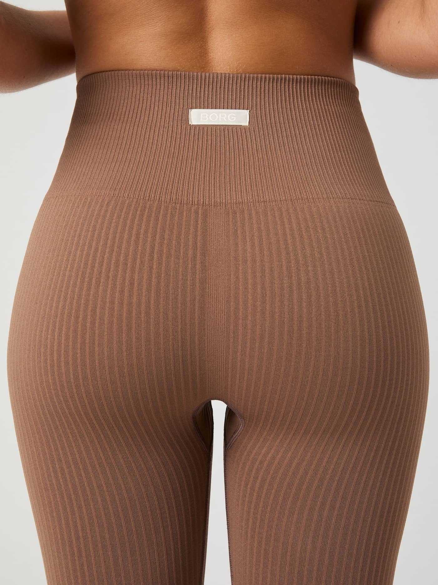 Studio Seamless Ribbed Tights in Acorn (Bruin) met hoge taille en geribde textuur voor training, in achteraanzicht. - Image 5