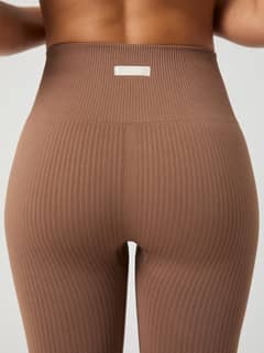 Studio Seamless Ribbed Tights in Acorn (Bruin) met hoge taille en geribde textuur voor training, in achteraanzicht. - Image 5
