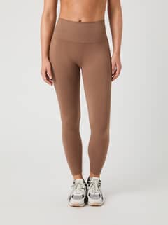 Björn Borg Studio Seamless Ribbed Tights in Acorn (Bruin) in vooraanzicht met een naadloze pasvorm voor training. - Image 3