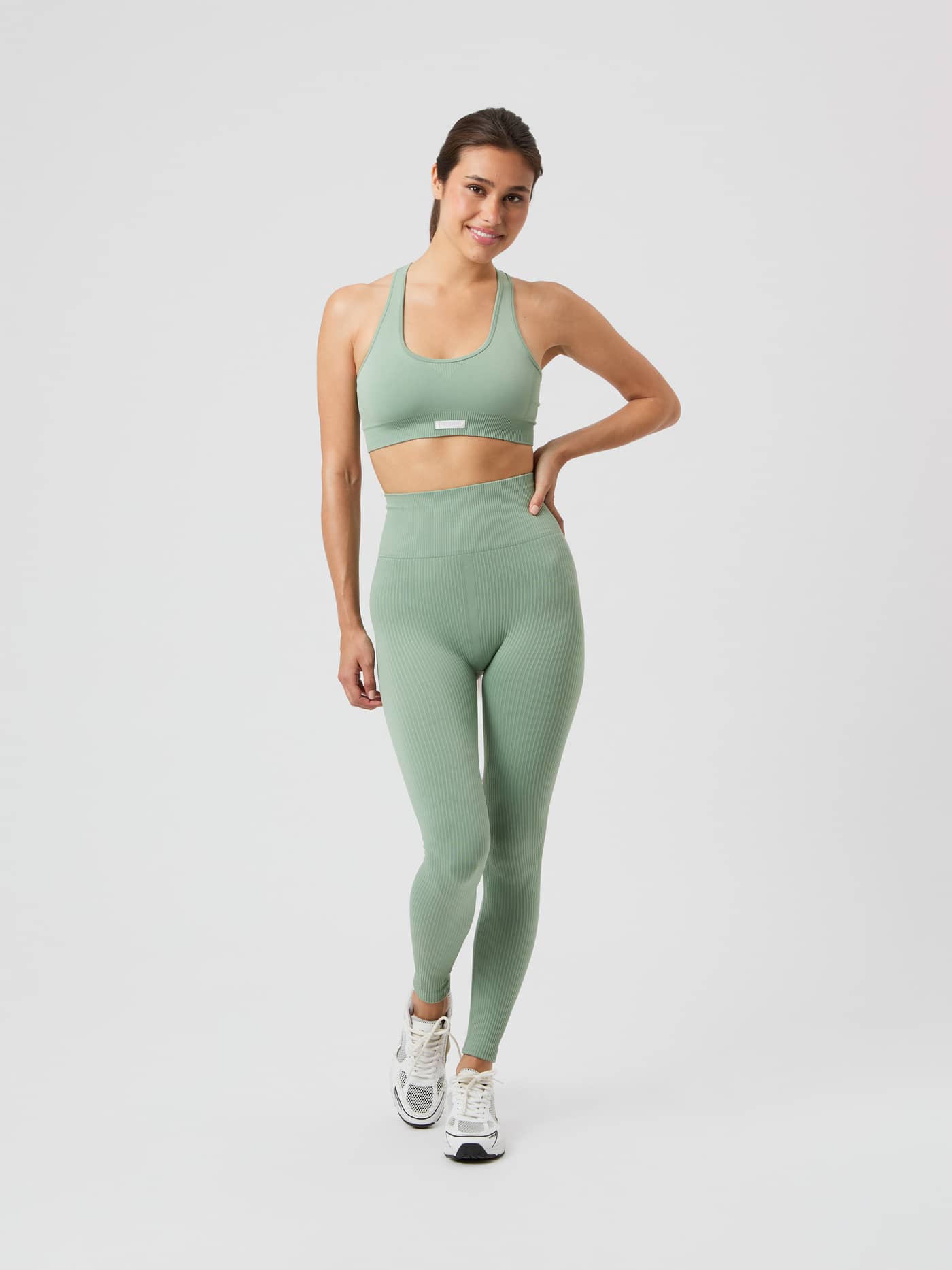 Vue de face du Studio Seamless Ribbed Tights en Lily Pad (Vert) en maille côtelée sans coutures pour l'entraînement. - Image 1