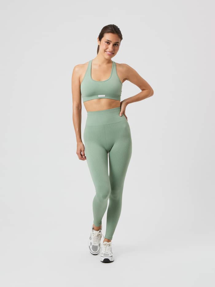 Studio Seamless Ribbed Tights in Lily Pad (Groen) met een slim-fit pasvorm voor training, getoond in vooraanzicht.