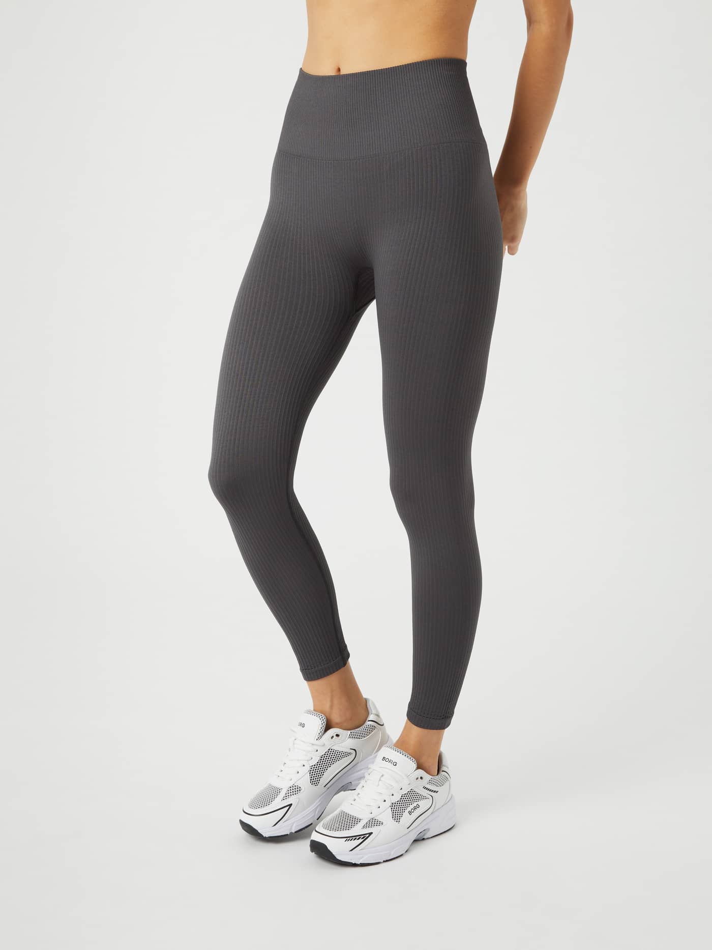 Studio Seamless Ribbed Tights i Asphalt (grå), en sømløs og ribbestrikket treningstights sett fra siden. - Image 3