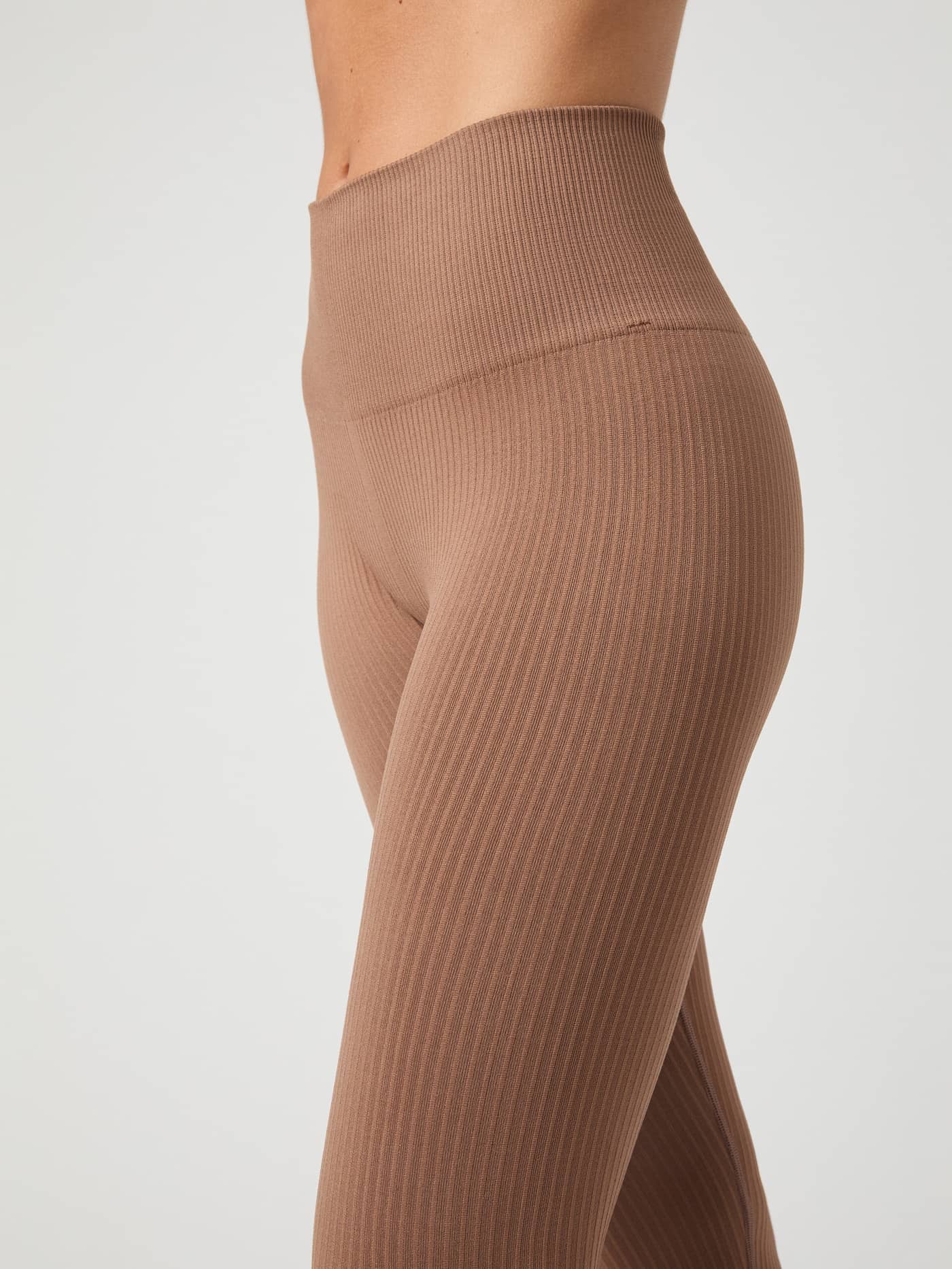 Studio Seamless Ribbed Tights in Acorn (Bruin) met een hoge taille en naadloze geribde stof voor training. - Image 6