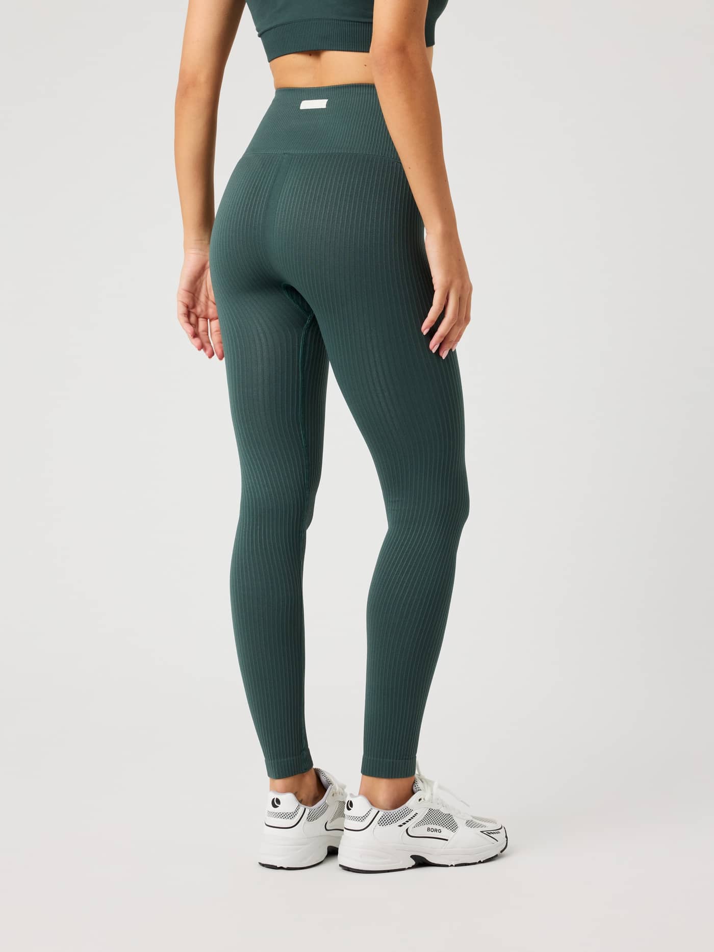 Achteraanzicht van de Studio Seamless Ribbed Tights in Urban Chic (Groen) voor training met een wit logolabel. - Image 3