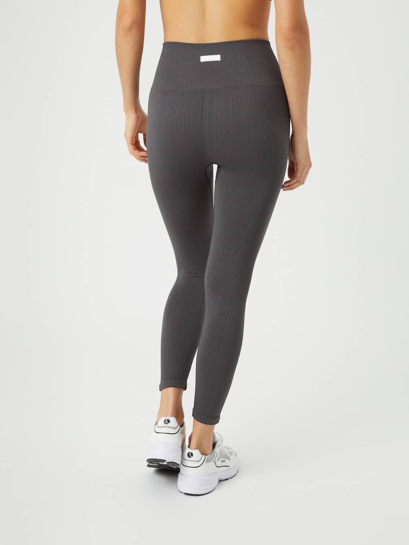 Studio Seamless Ribbed Tights i Asphalt (grå), sømløs og ribbet treningstights med høy midje, sett bakfra. - Image 4