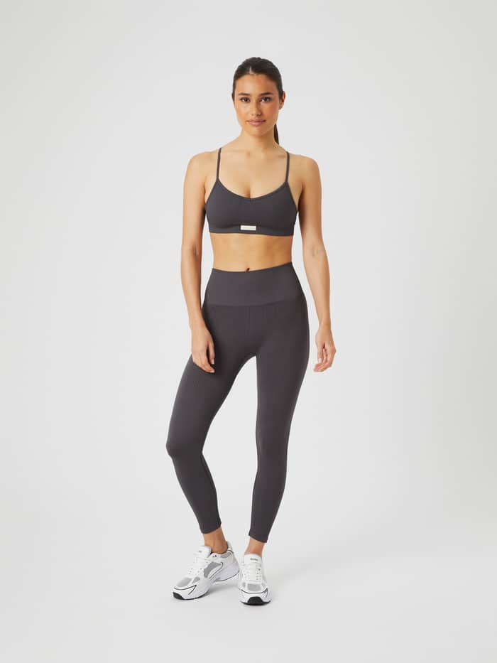 Vorderansicht einer Frau im Studio Seamless Ribbed Strap Bra in Asphalt (Grau), ein nahtloser Rippstrick-Stil fürs Training. - Image 4