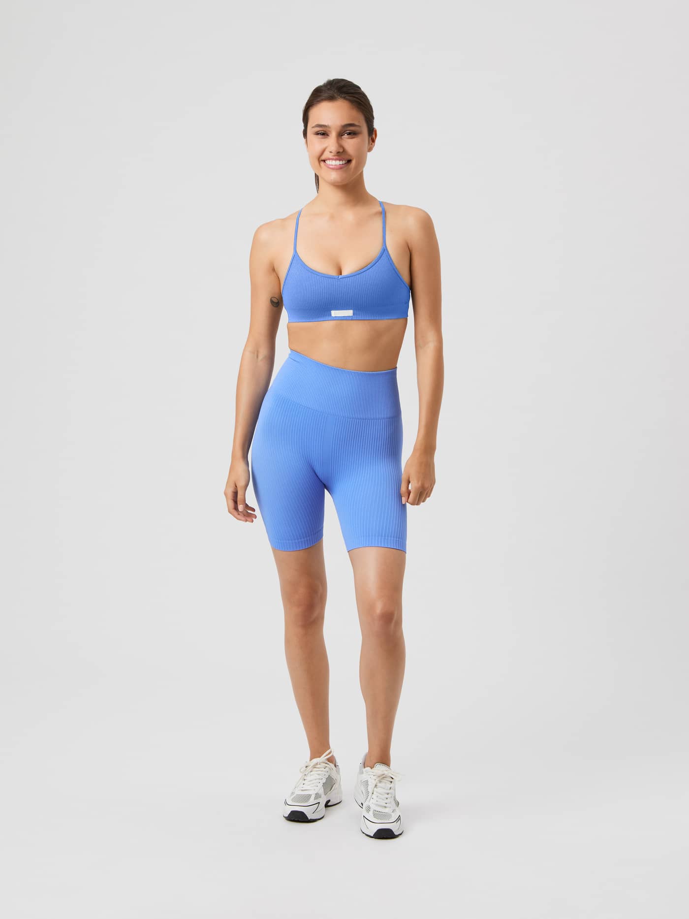 Vue de face du Studio Seamless Ribbed Strap Bra Ultramarine (Bleu) et short côtelé sans coutures pour le training. - Image 3