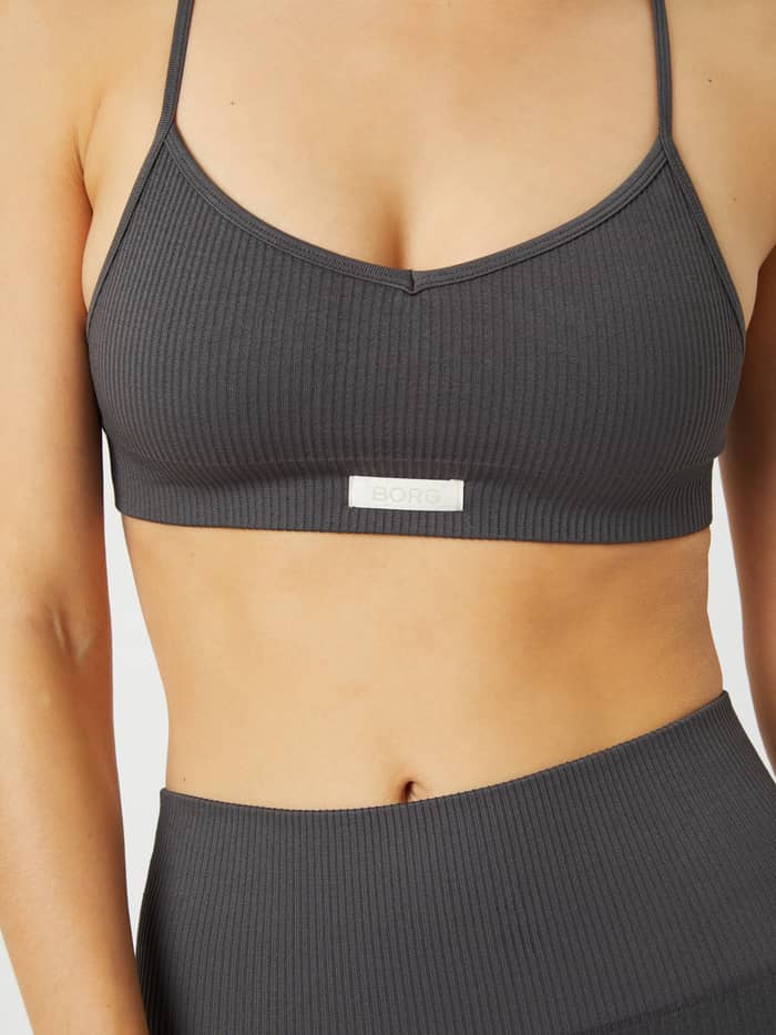 Nahaufnahme der Vorderansicht des Studio Seamless Ribbed Strap Bra in Asphalt (Grau) mit weißem BORG-Logo für Damen. - Image 3