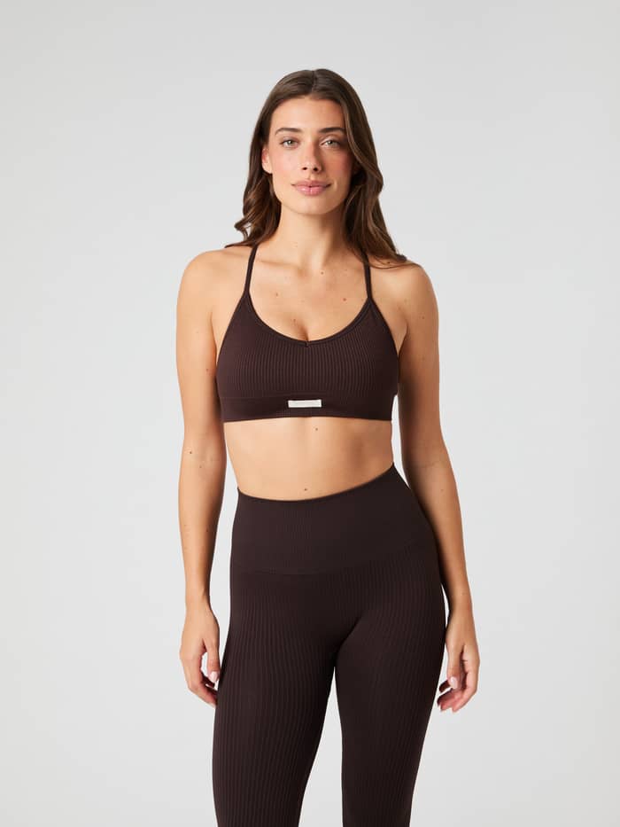 Vista frontal del Studio Seamless Ribbed Strap Bra en Molé (Marrón) sin costuras para un ajuste y estilo impecables.