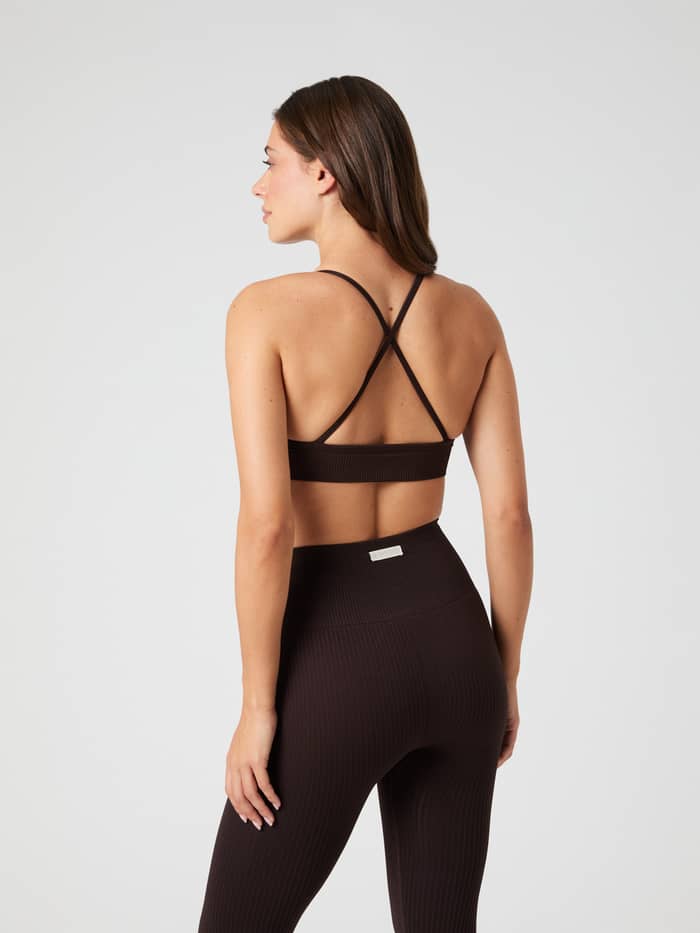 Studio Seamless Ribbed Strap Bra i Molé (Brun) för dam sedd bakifrån med korsade band för träning. - Image 2