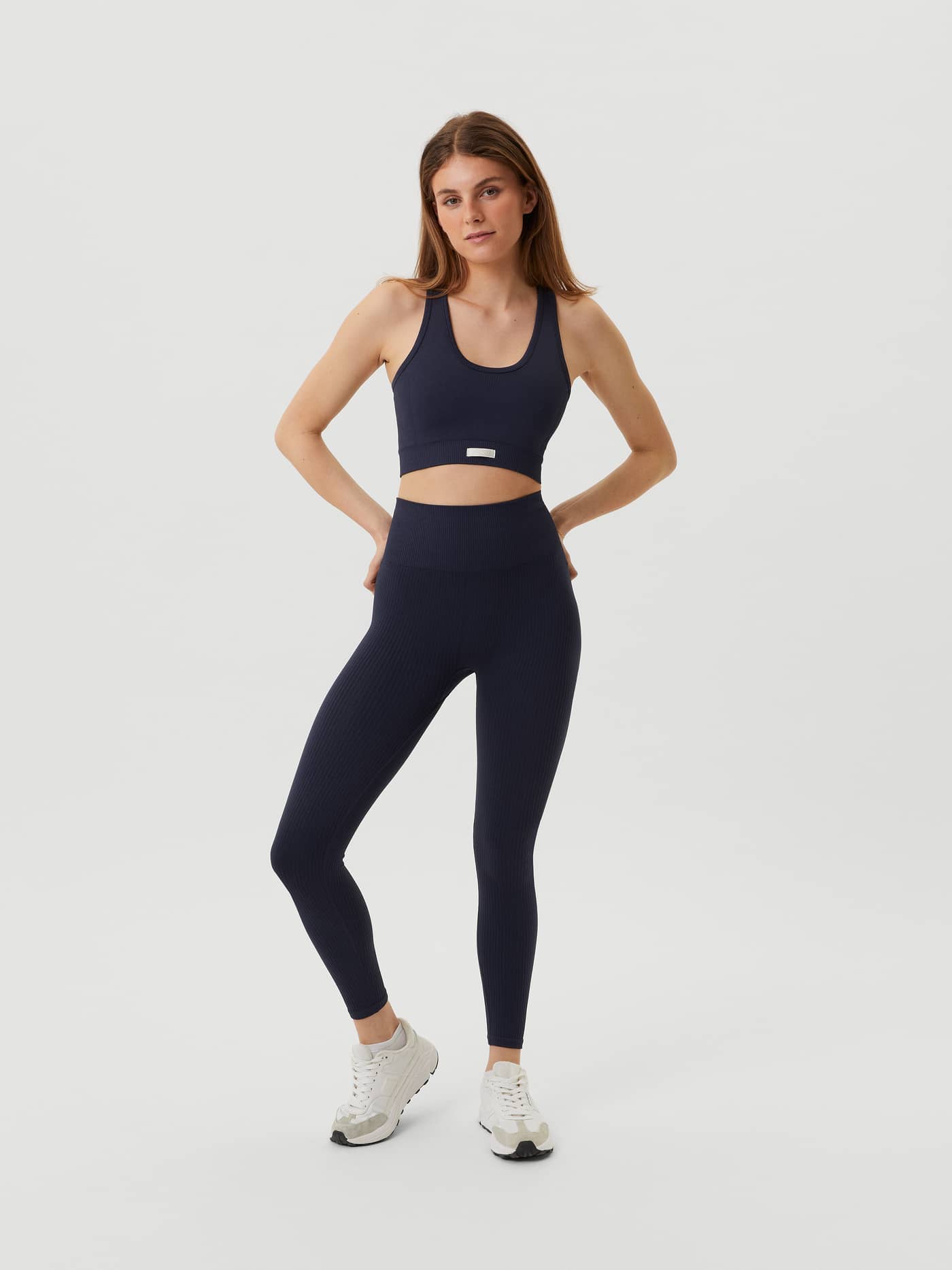 Vue de face du Studio Seamless Low Sports Bra en Outerspace (Marine) sans coutures avec un legging assorti. - Image 3
