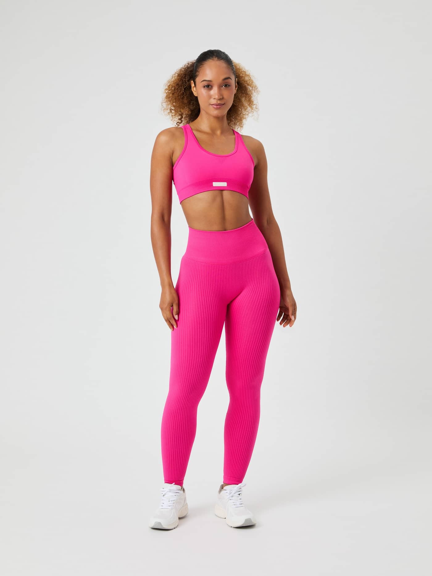 Studio Seamless Low Sports Bra en Pink Glo (Rose) sans coutures et leggings côtelés pour l'entraînement. - Image 4