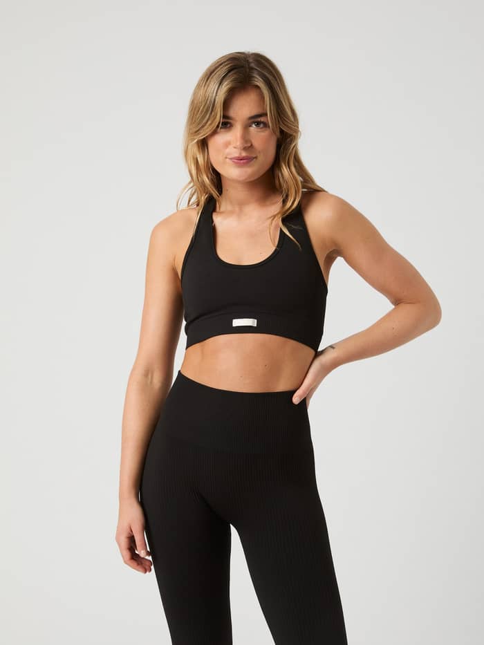 Studio Low Seamless Sports Bra in Black Beauty (Zwart) voor dames in vooraanzicht met een naadloze fit voor training.