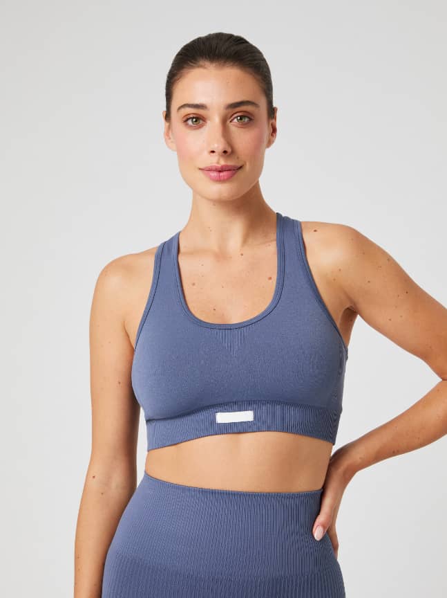 Vorderansicht eines Models im Björn Borg Studio Low Seamless Sports Bra in Nightshadow Blue (Blau) für Training. - Image 2