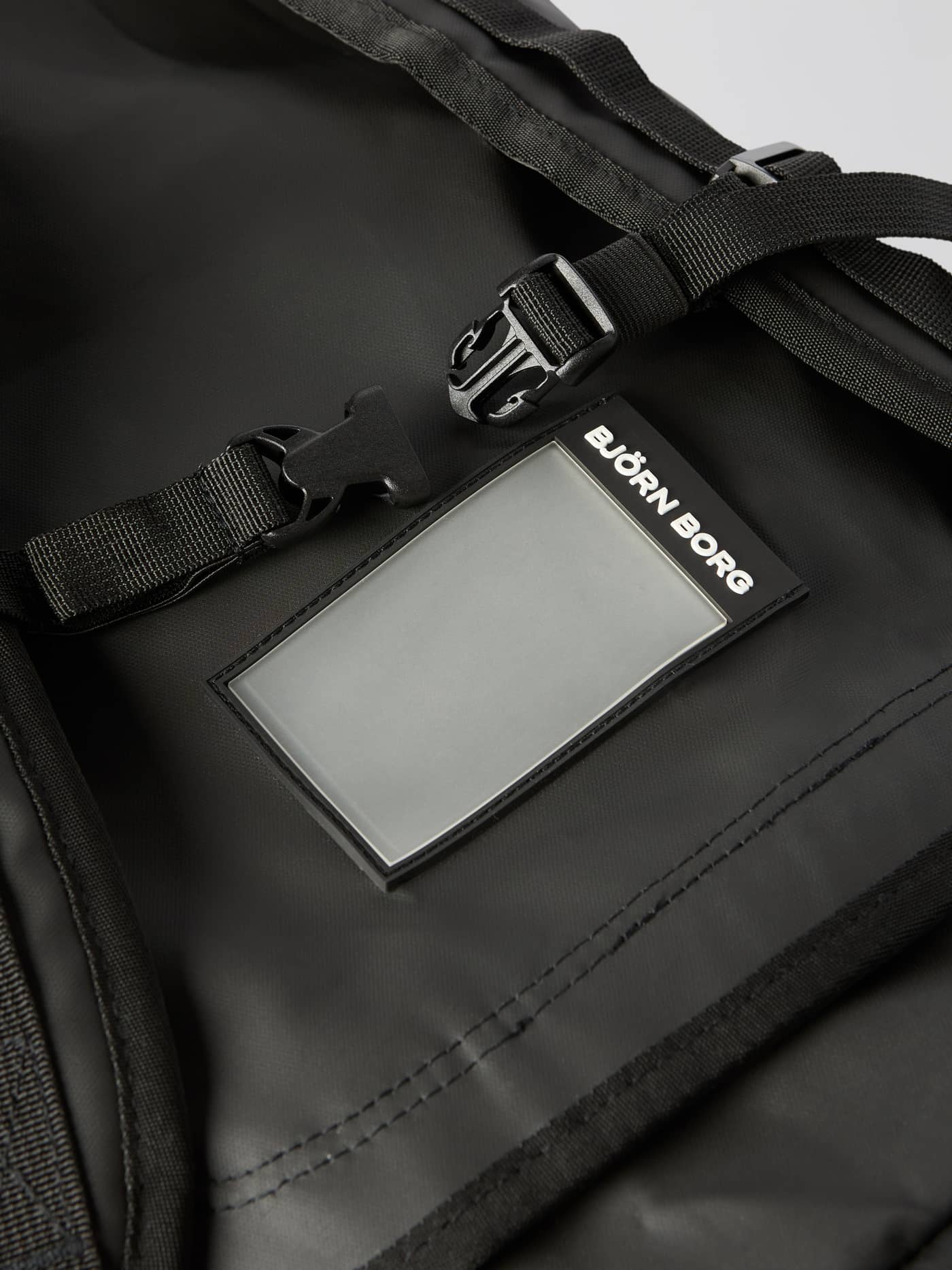 Gecoate Borg Duffle Bag 95L in Black Beauty (Zwart) met een gesp en wit logo op het adreslabel. - Image 7