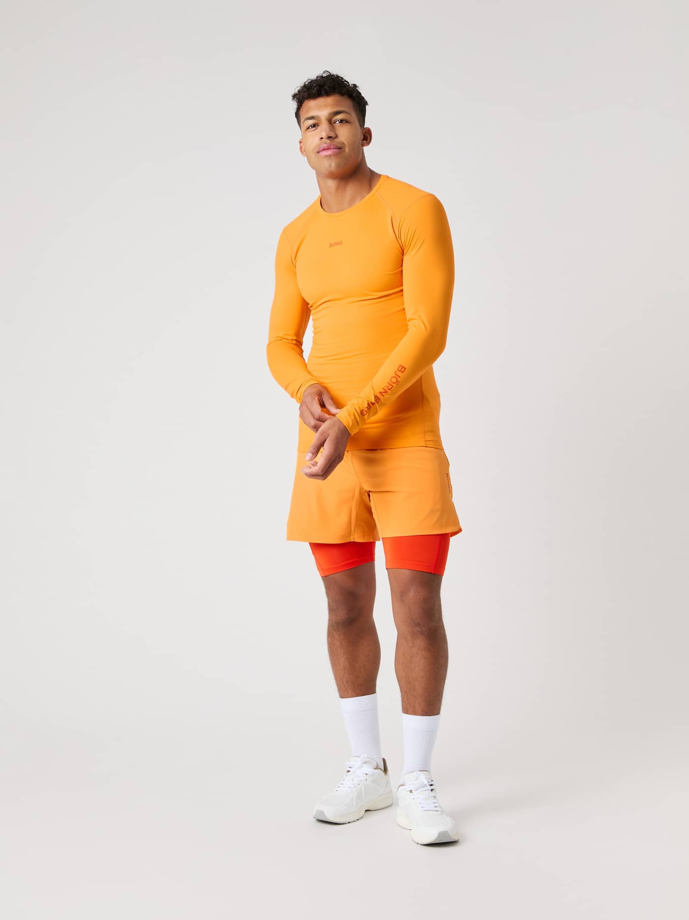 Borg Soft Compression Ls T-Shirt i Sun Orange (Orange) set forfra i fuld figur med røde logoer til træning. - Image 3