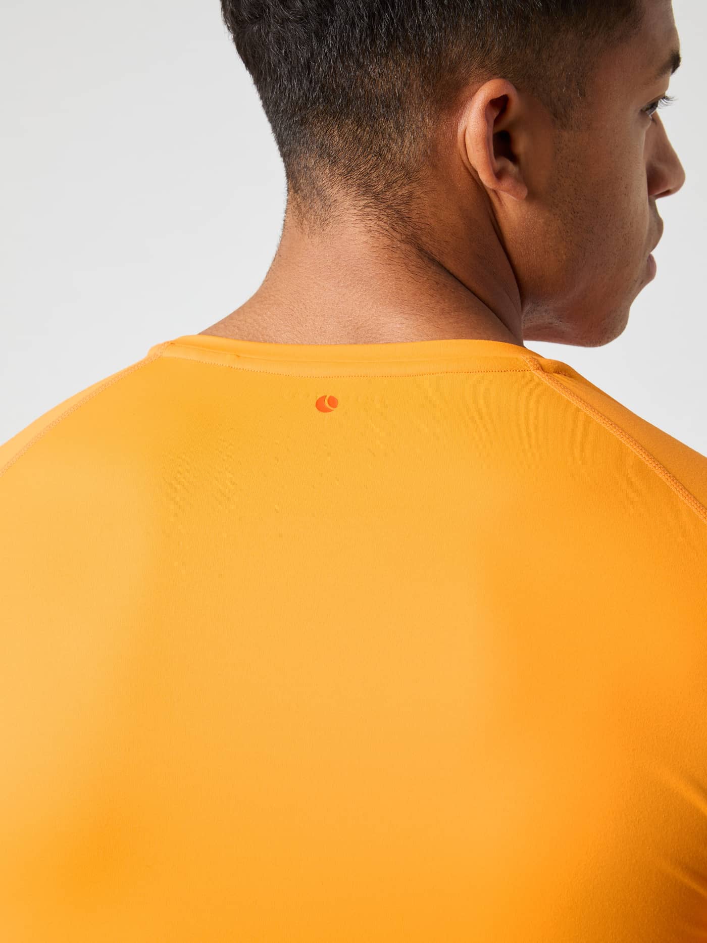 Borg Soft Compression Ls  T-Shirt i Sun Orange (Orange) set bagfra i nærbillede med logo til træning og performance. - Image 2