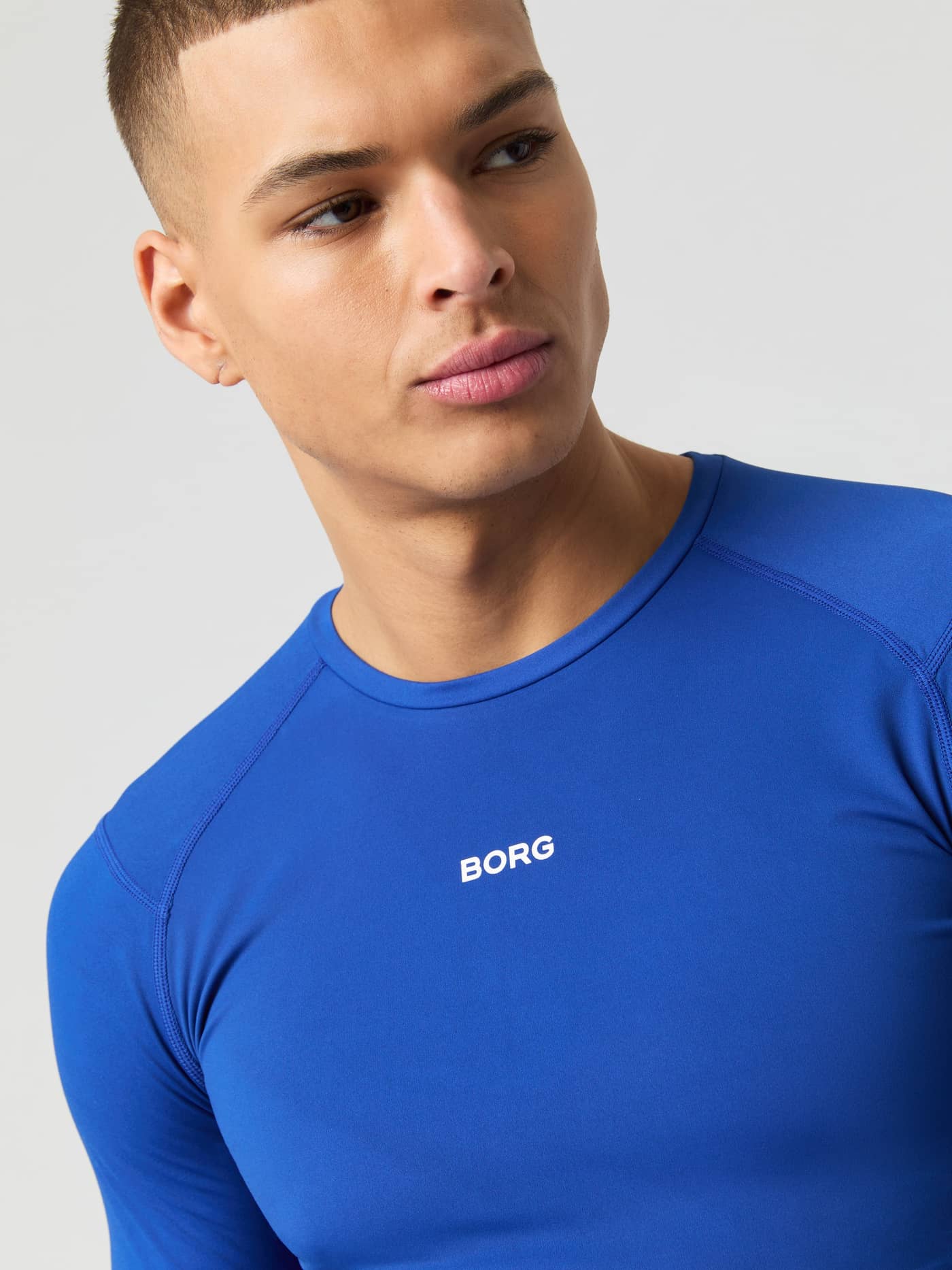 Borg Soft Compression Ls T-Shirt i Surf The Web (Blå) set tæt på i højelastisk kvalitet med hvidt logo til træning. - Image 5