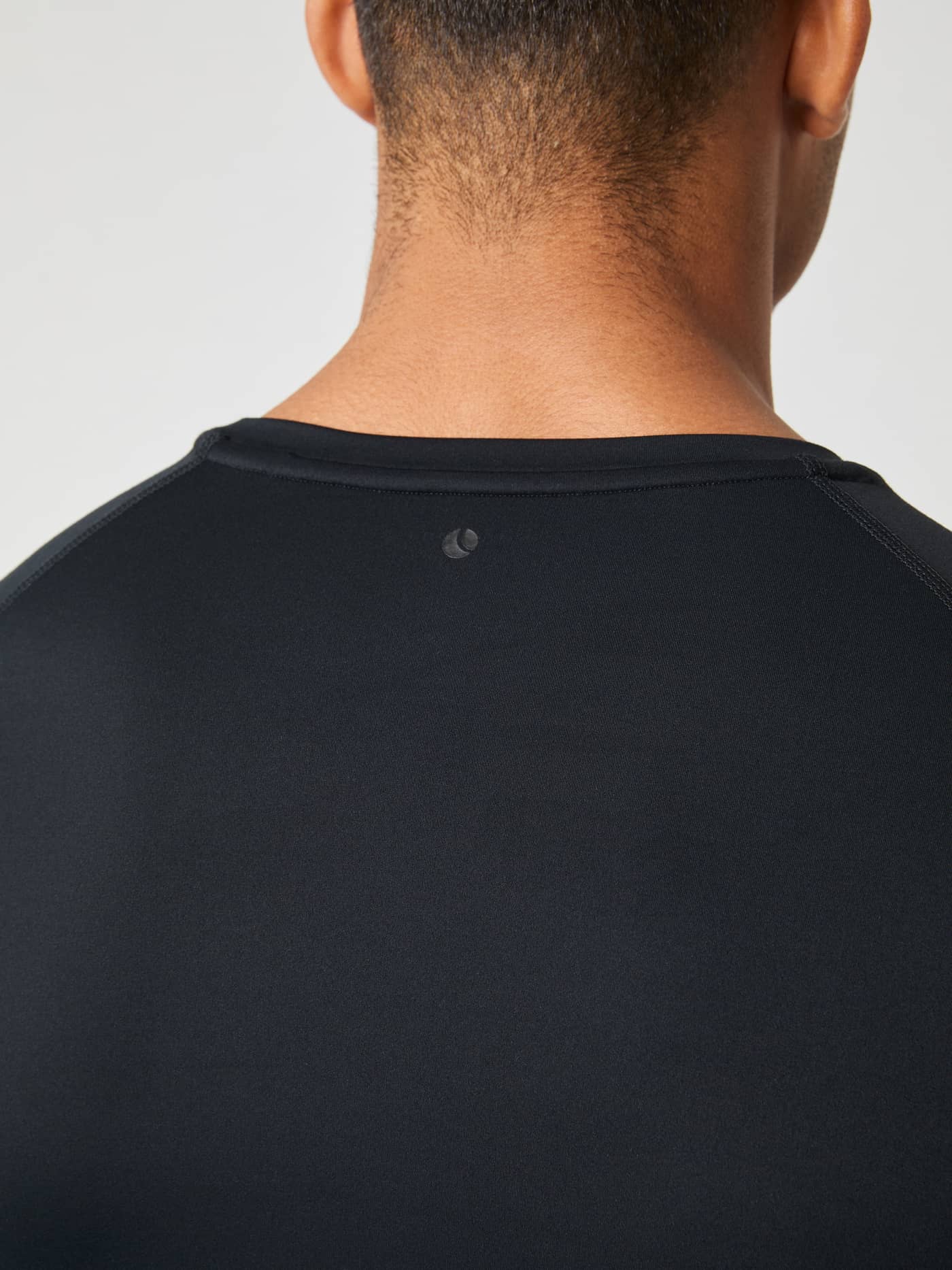 Back view of the Borg Soft Compression Ls T-Shirt in Black Beauty (Black) with flatlock seams and a black logo for training. - Image 6
