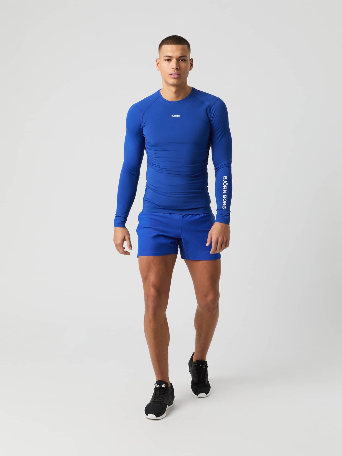 Borg Soft Compression Ls T-Shirt i Surf The Web (Blå) set forfra i fuld figur til træning med hvide logoer. - Image 3