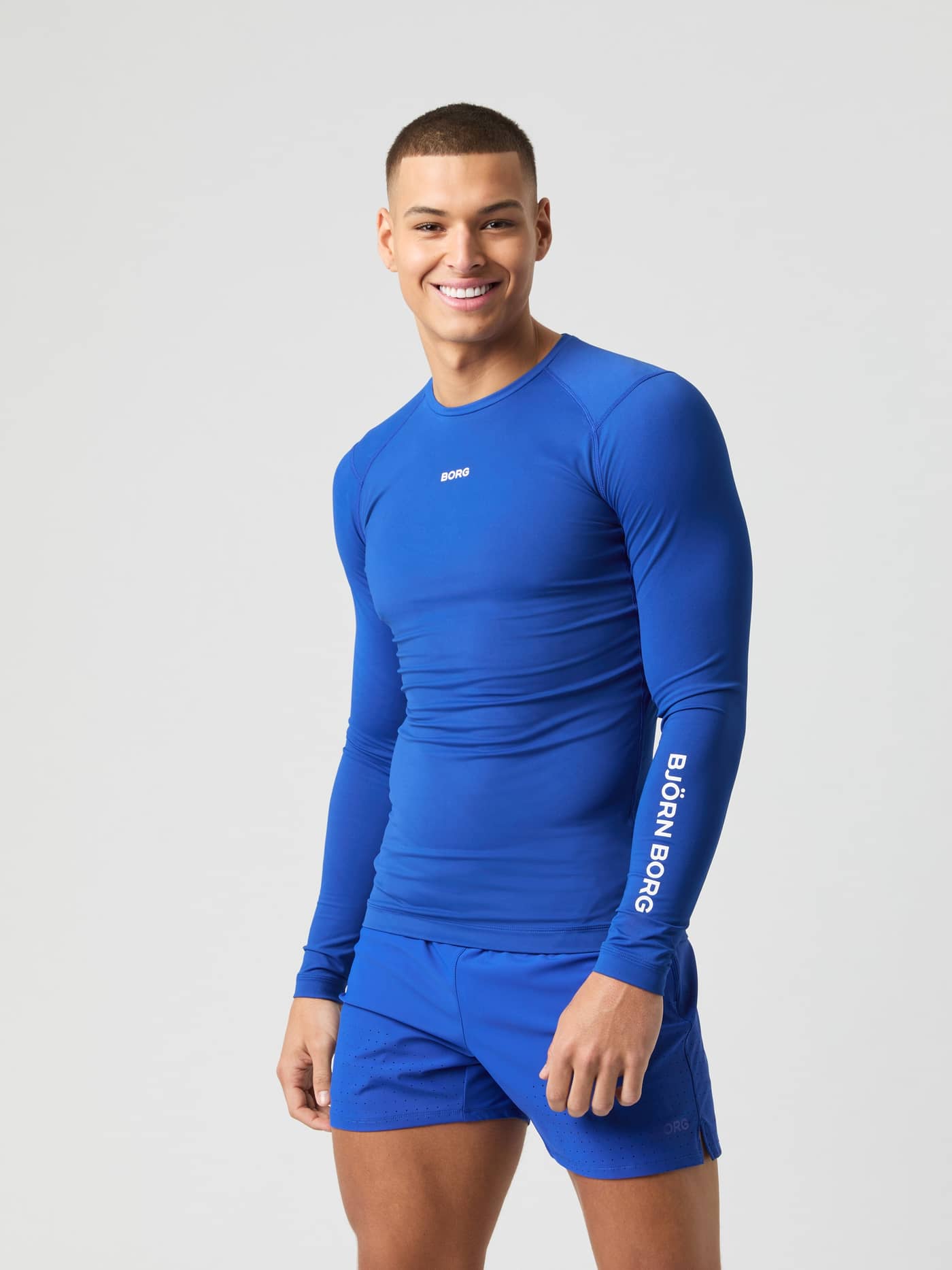 Borg Soft Compression Ls T-Shirt i Surf The Web (Blå) med hvide logoer og en funktionel pasform til træning. - Image 1