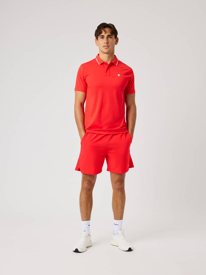 Vue de face d'un homme portant le Ace Racquet Shorts 7 Inch en Flame Scarlet (Rouge) avec logo blanc pour le tennis. - Image 3