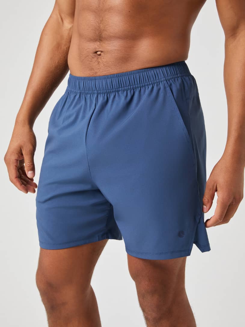Ace Racquet Shorts 7 Inch i Sargasso Sea (Blå) set forfra i genanvendt polyester med fokus på tennis. - Image 2