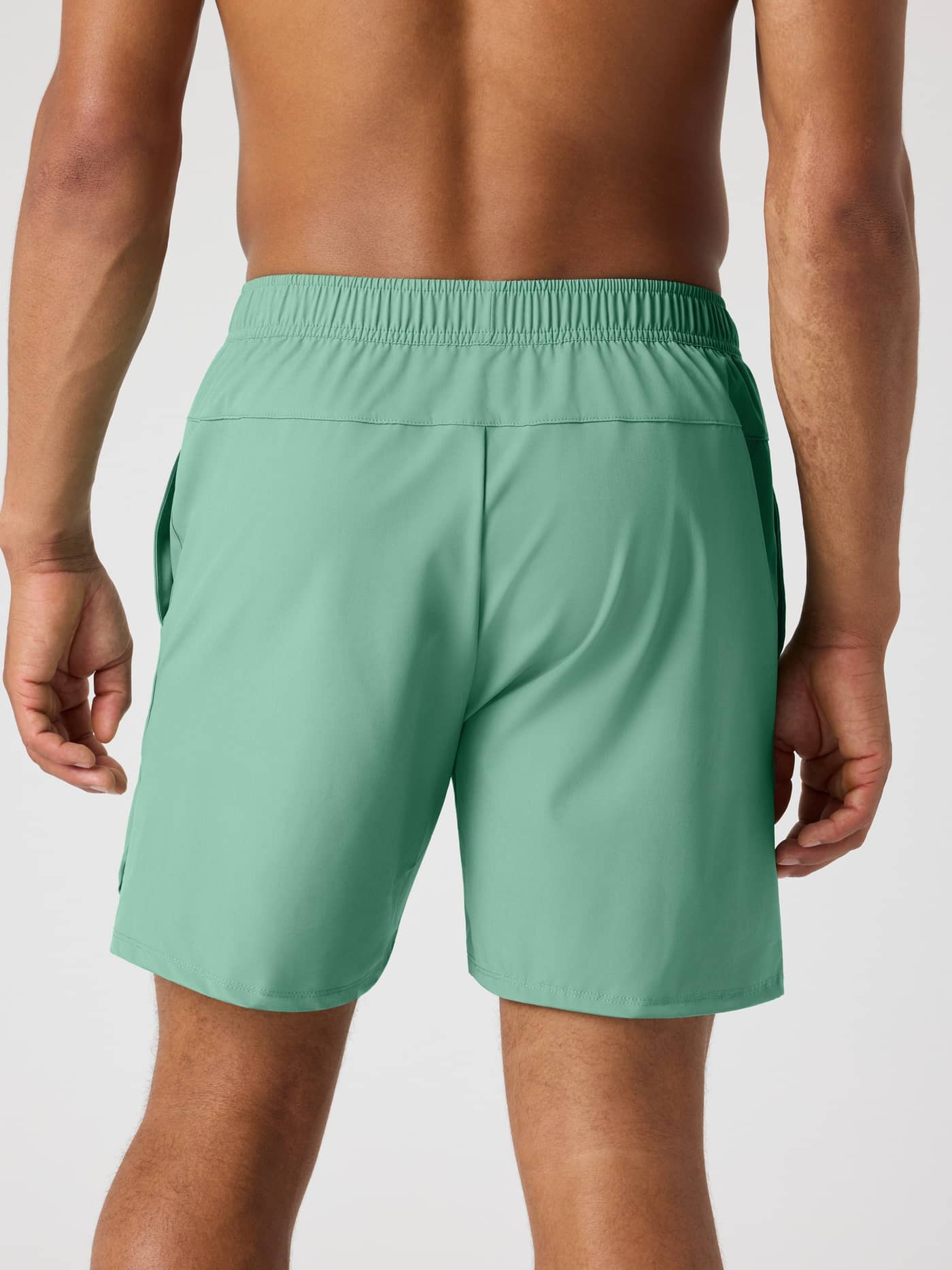 Vista posterior de los Ace Racquet Shorts 7 Inch en Malachite Green (Verde) para un rendimiento funcional en tenis. - Image 2