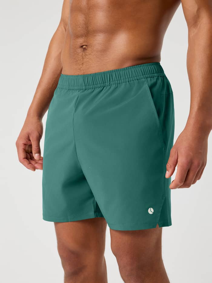 Vue de face du Ace Racquet Shorts 7 Inch en Mallard Green (Vert) pour le tennis avec poches à balles et tissu extensible.