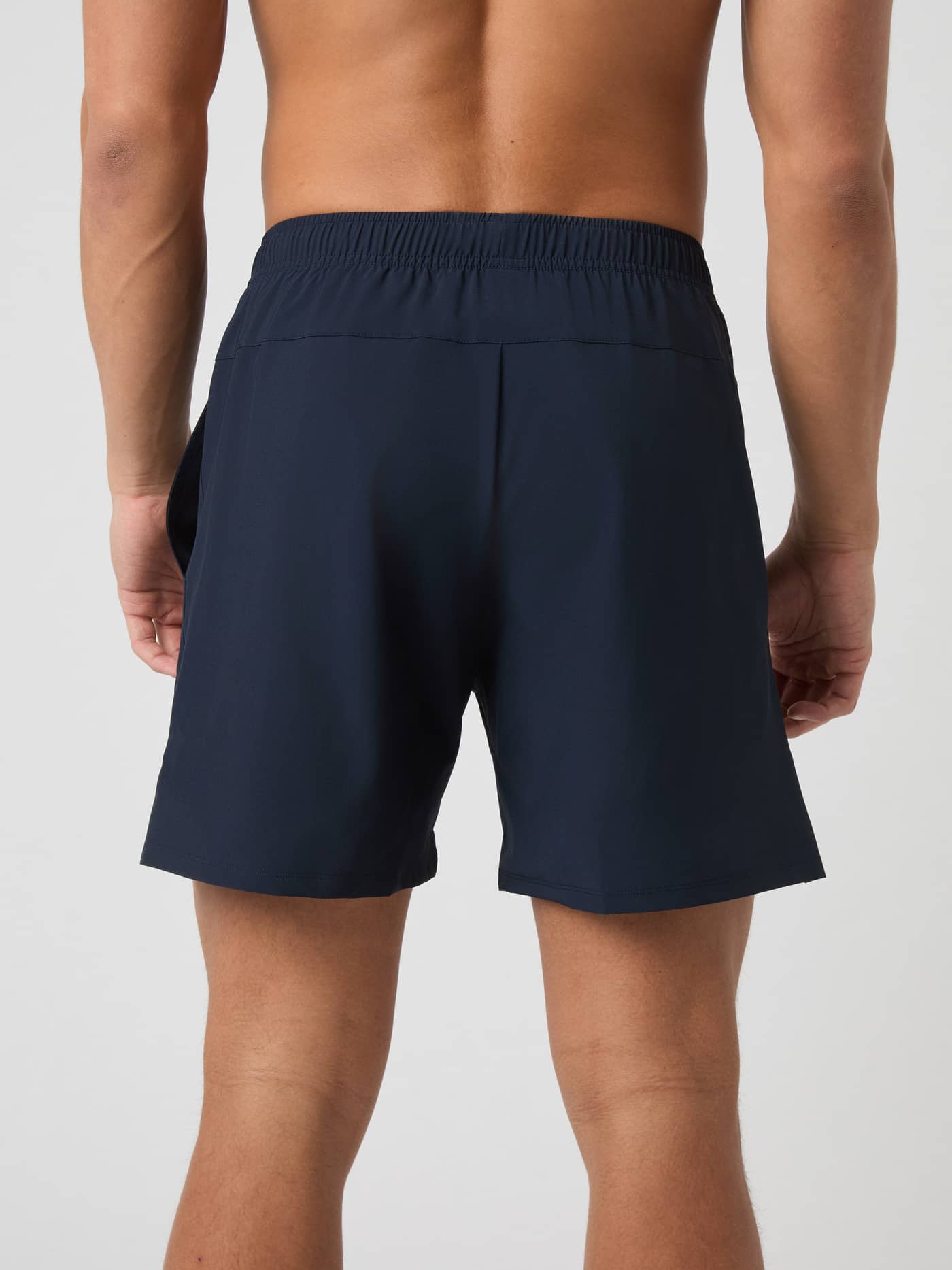 Rückansicht eines Models in den Björn Borg Ace Racquet Shorts 7 inch in Night sky (Marineblau) für Tennis. - Image 2