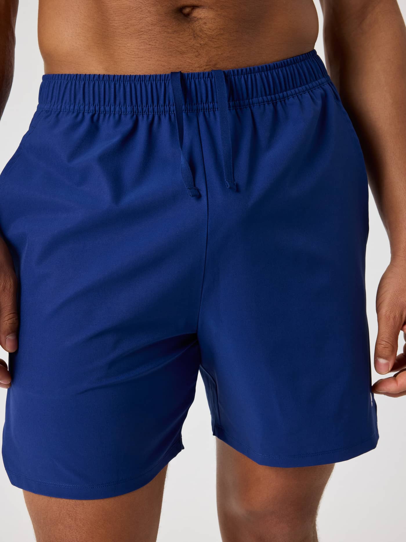 Nahaufnahme der Vorderansicht der Ace Racquet Shorts 7 Inch in Blue Depths (Blau) für maximale Performance beim Tennis. - Image 5