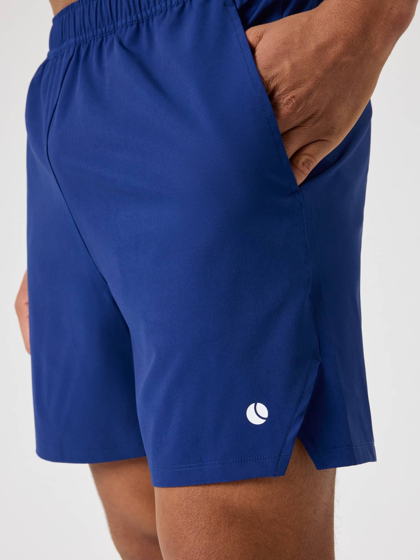 Seitenansicht der Ace Racquet Shorts 7 Inch in Blue Depths (Blau) mit Seitentasche und weißem Tennisball-Logo für Tennis. - Image 4