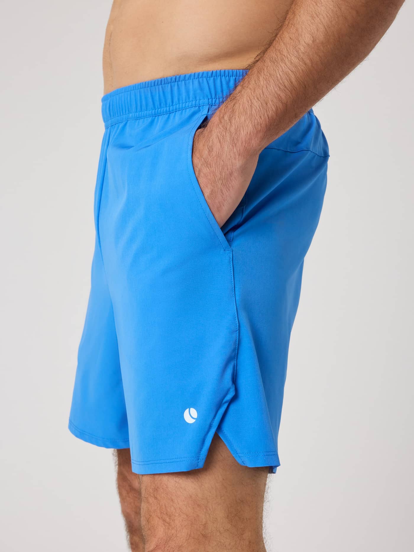 Side view of the Björn Borg Ace Racquet Shorts 7 Inch in Palace Blue (Blue) featuring functional side slits for tennis. - Image 4