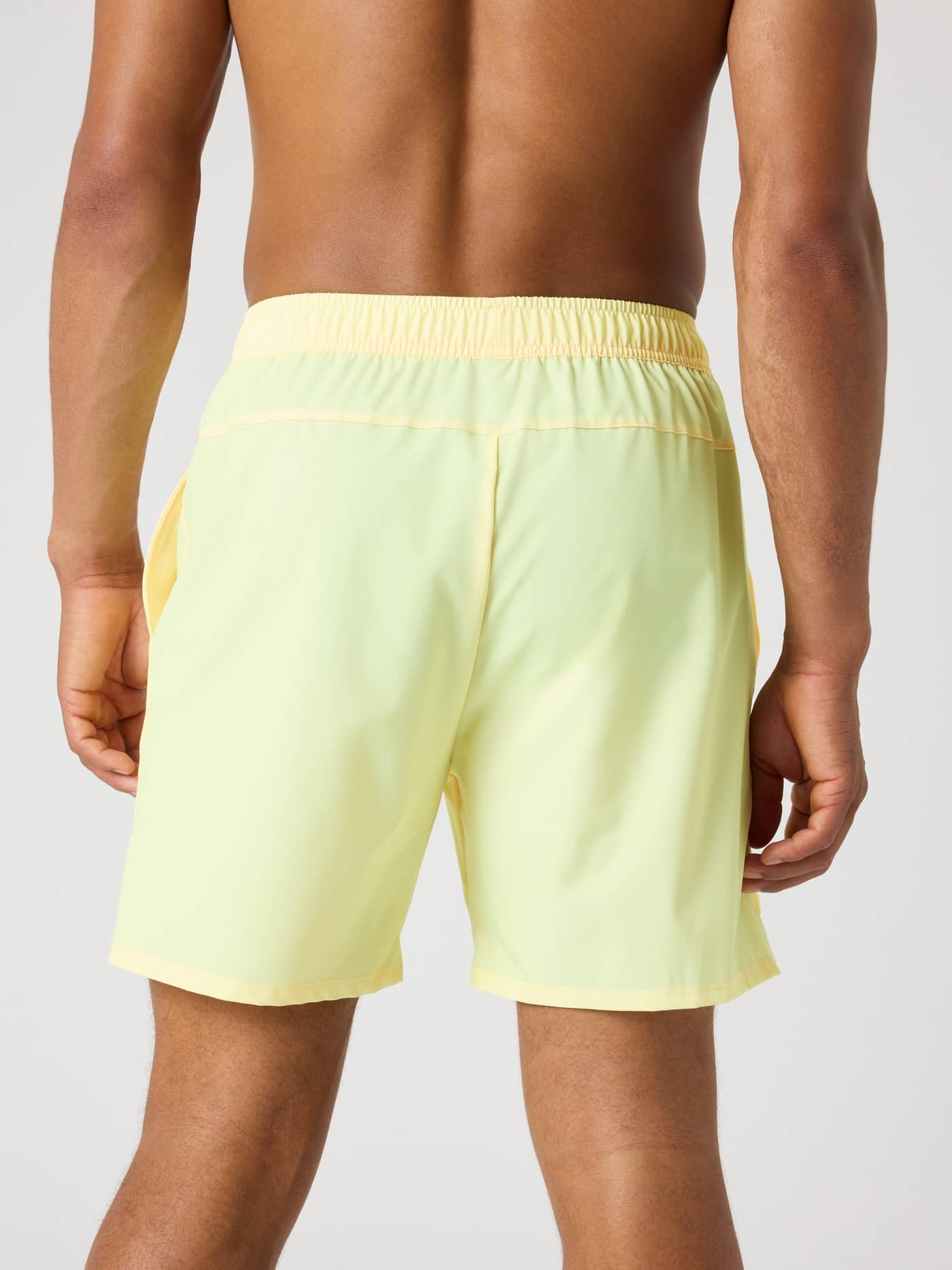 Rückansicht eines Mannes in den Björn Borg Ace Racquet Shorts 7 Inch in Lemonade (Gelb) für Performance beim Tennis. - Image 2