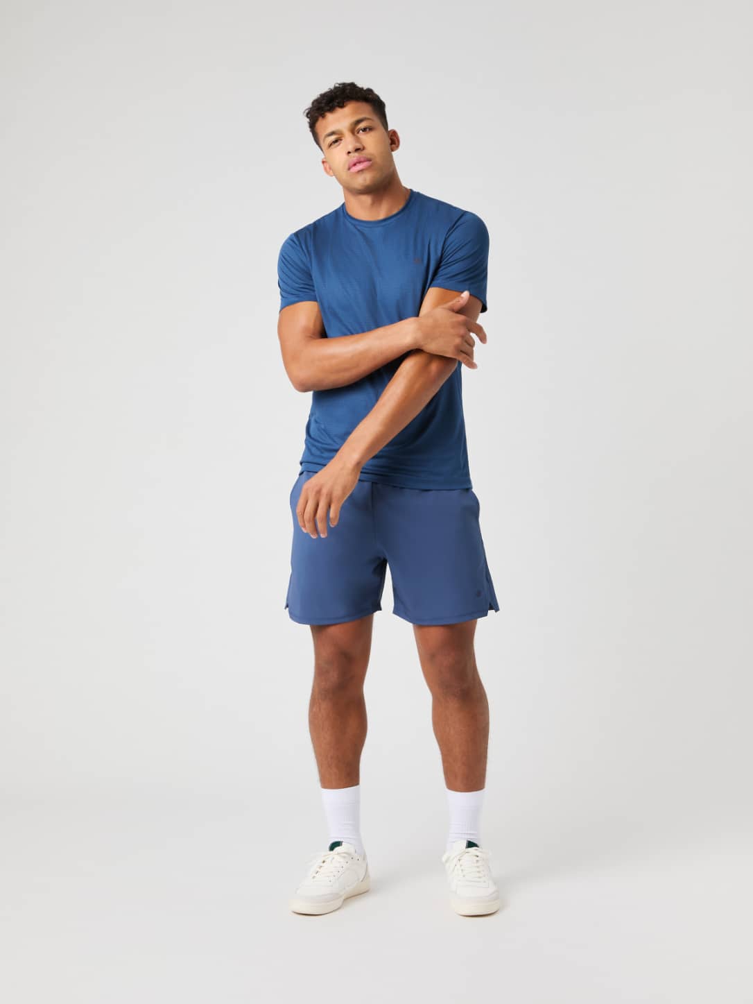 Modell framifrån i Ace Racquet Shorts 7 Inch i Sargasso Sea (Blå) och matchande t-shirt för tennis. - Image 1