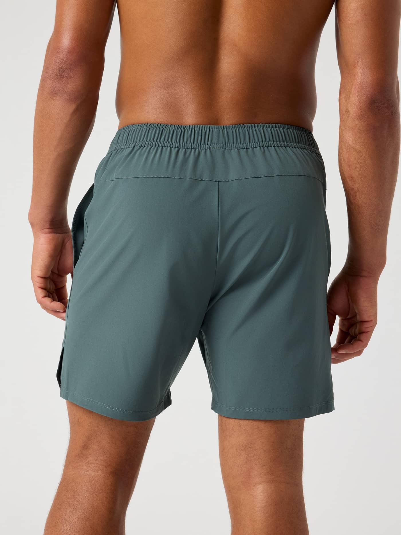 Ace Racquet Shorts 7 Inch i Urban Chic (Grön) sedda bakifrån på en man, prestanda-tennisshorts med regular fit. - Image 2
