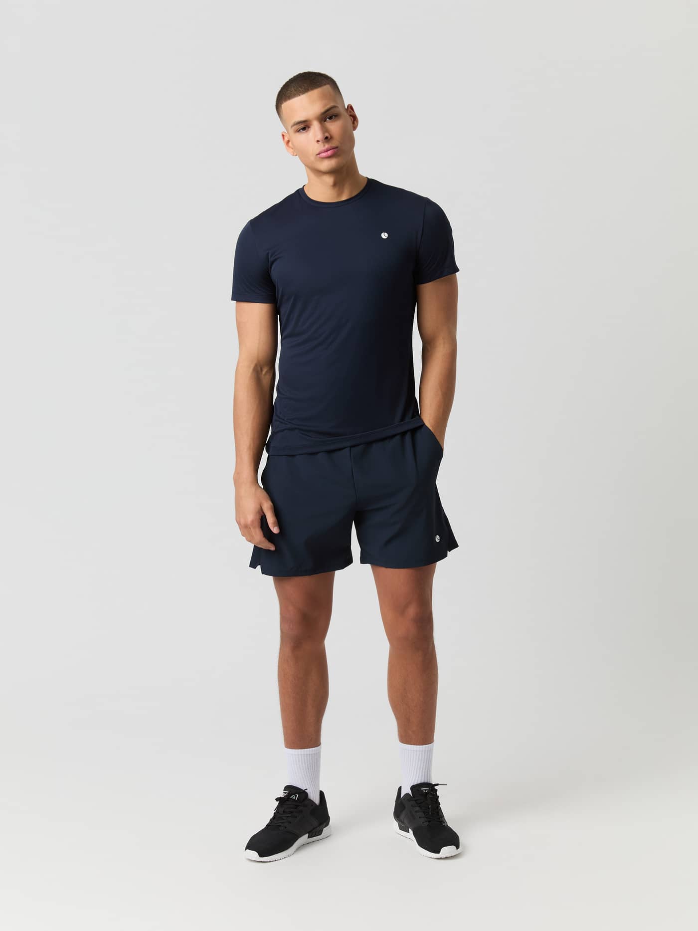 Vorderansicht eines Models in Björn Borg Ace Racquet Shorts 7 inch in Night sky (Marineblau) und T-Shirt für Tennis. - Image 3