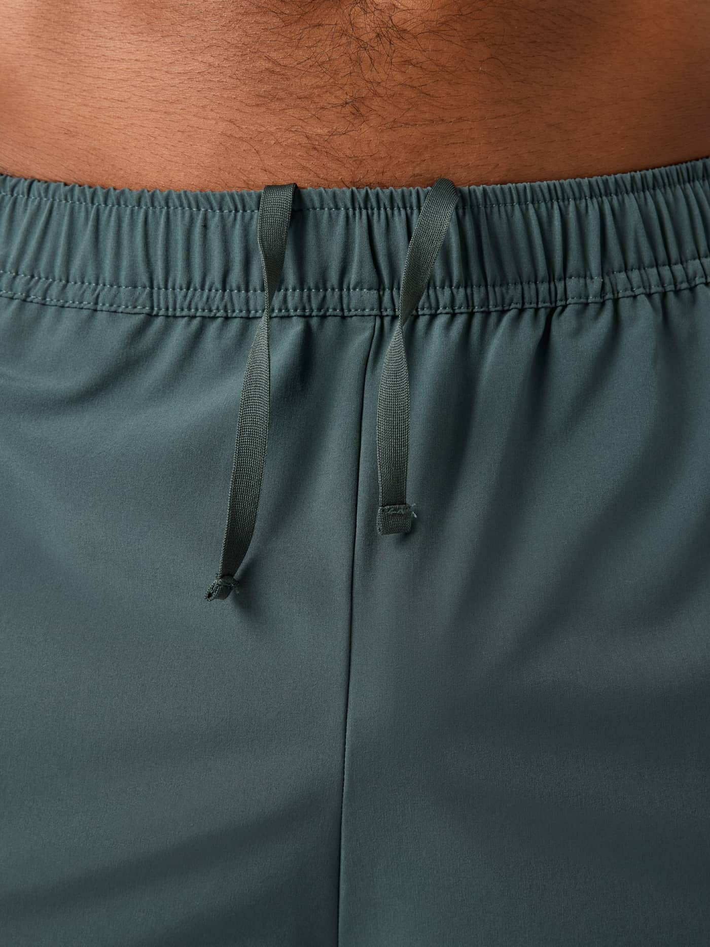 Närbild på dragskon i midjan på Ace Racquet Shorts 7 Inch i Urban Chic (Grön) för tennis för herrar. - Image 5