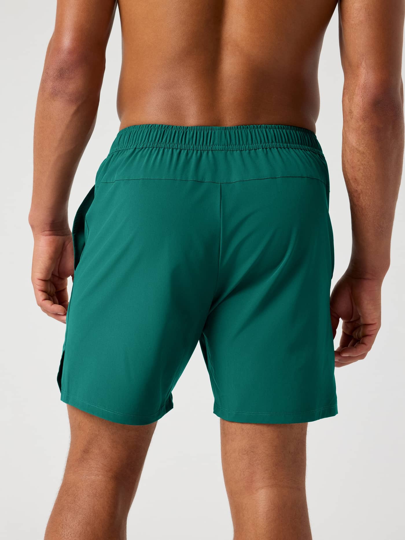 Vue de dos d'un homme portant l'Ace Racquet Shorts 7 Inch fonctionnel de Björn Borg en Posy Green (Vert) pour le tennis. - Image 2
