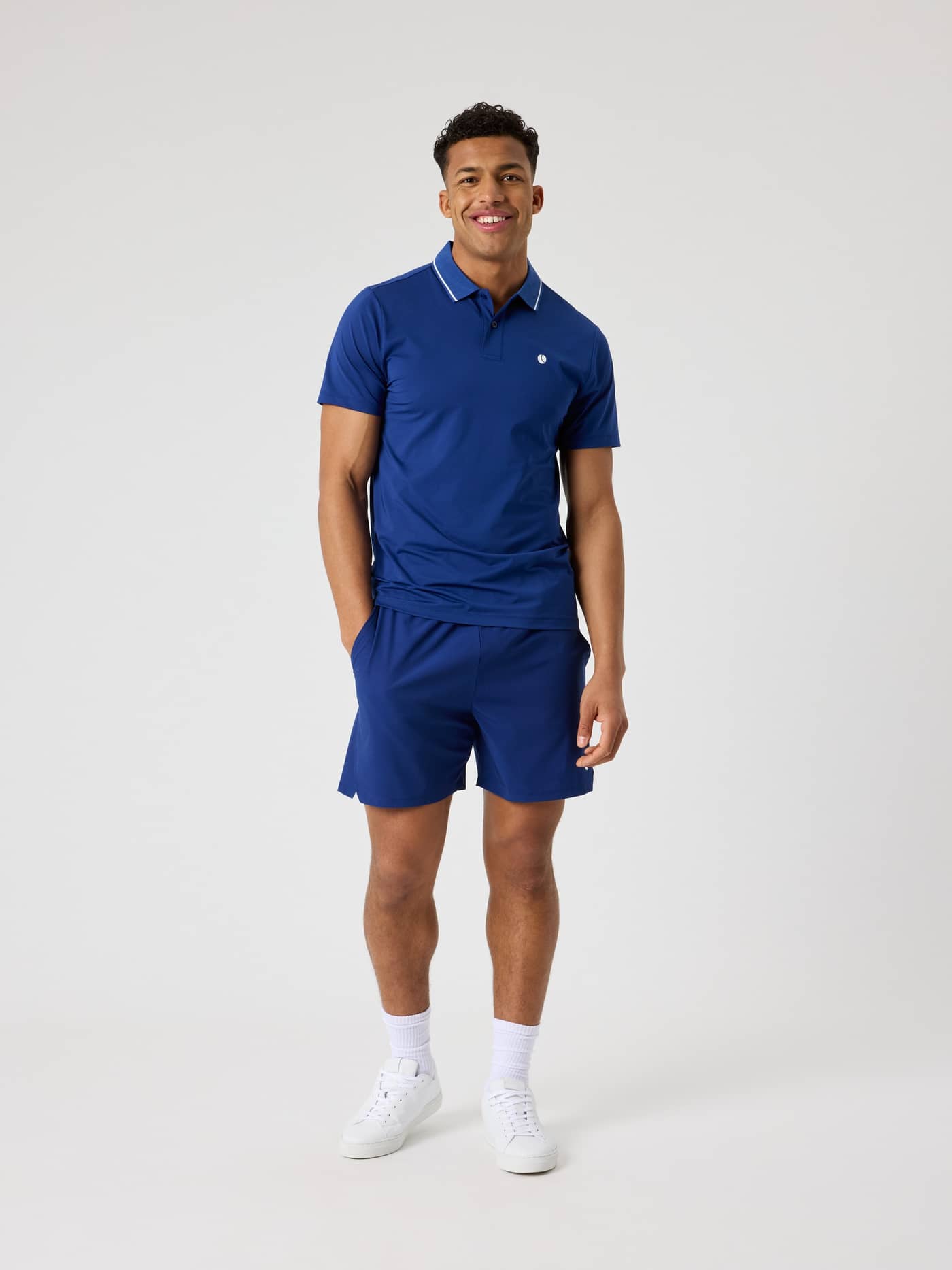 Ganzkörper-Vorderansicht eines Mannes in den Björn Borg Ace Racquet Shorts 7 Inch in Blue Depths (Blau) für Tennis. - Image 3