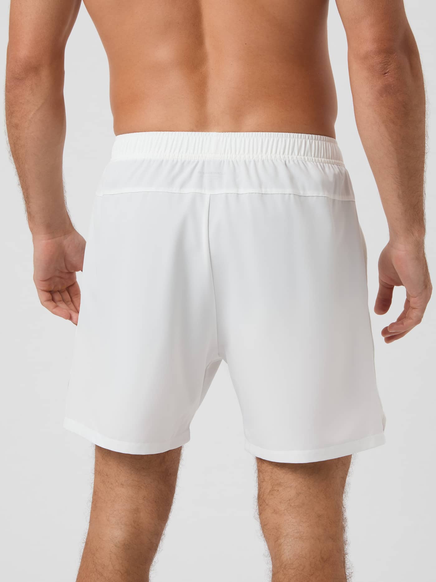 Ace Racquet Shorts 7 inch i Brilliant White (Hvid) set bagfra i genanvendt polyester til tennis og performance. - Image 4