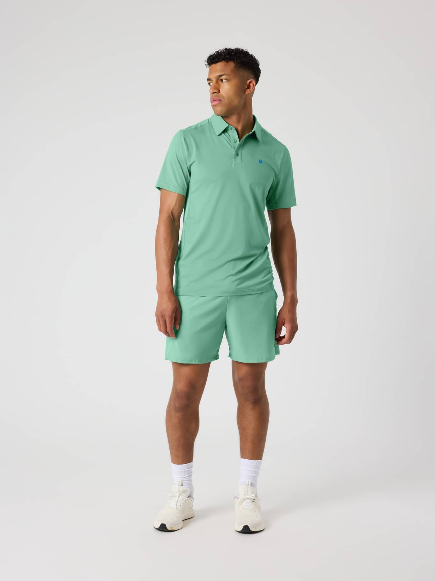 Vista frontal de un hombre con Ace Racquet Shorts 7 Inch en Malachite Green (Verde) para tenis con estilo y función. - Image 3
