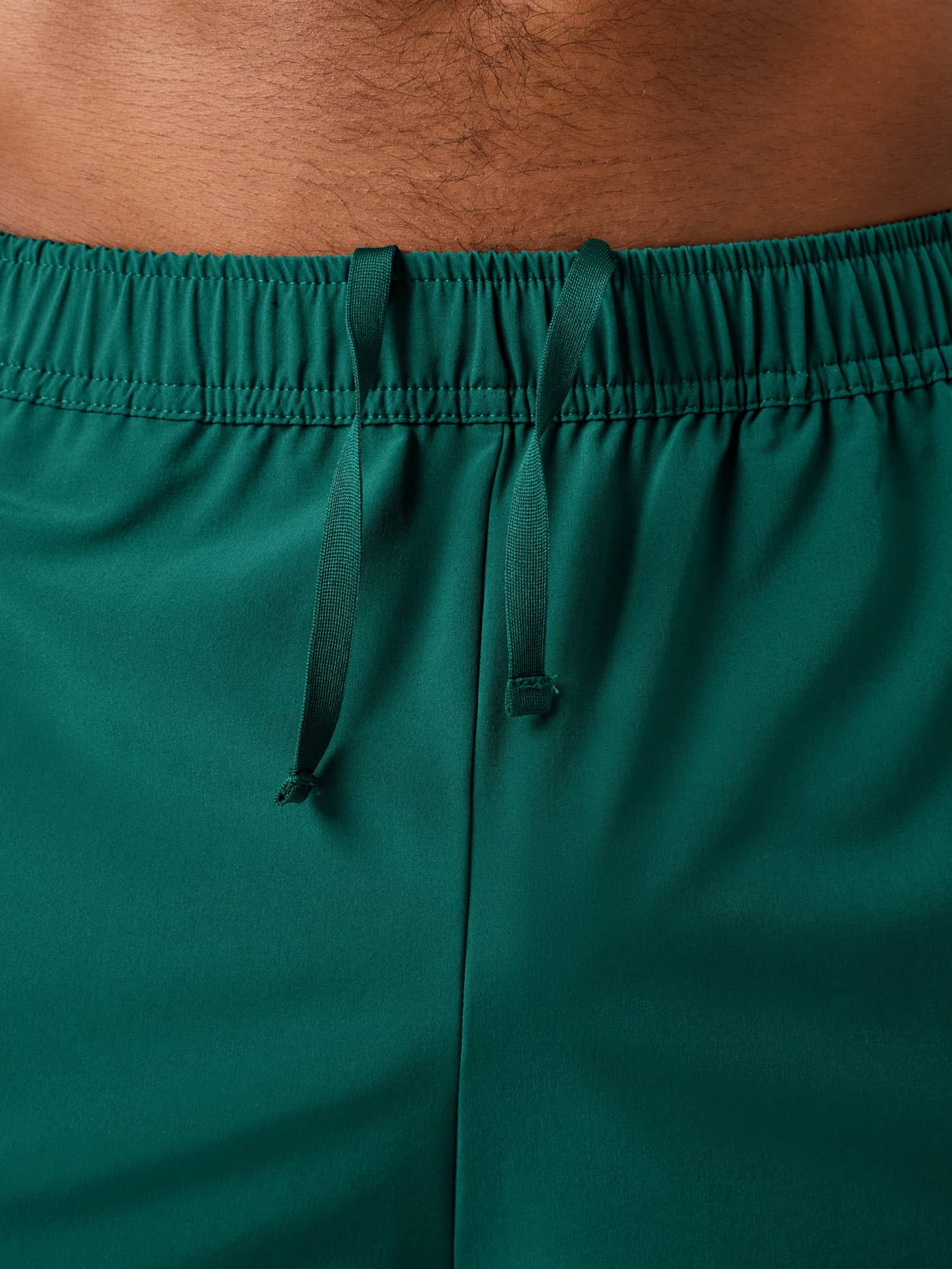 Gros plan sur le cordon de serrage du Ace Racquet Shorts 7 Inch en Posy Green (Vert) pour le tennis pour homme. - Image 5