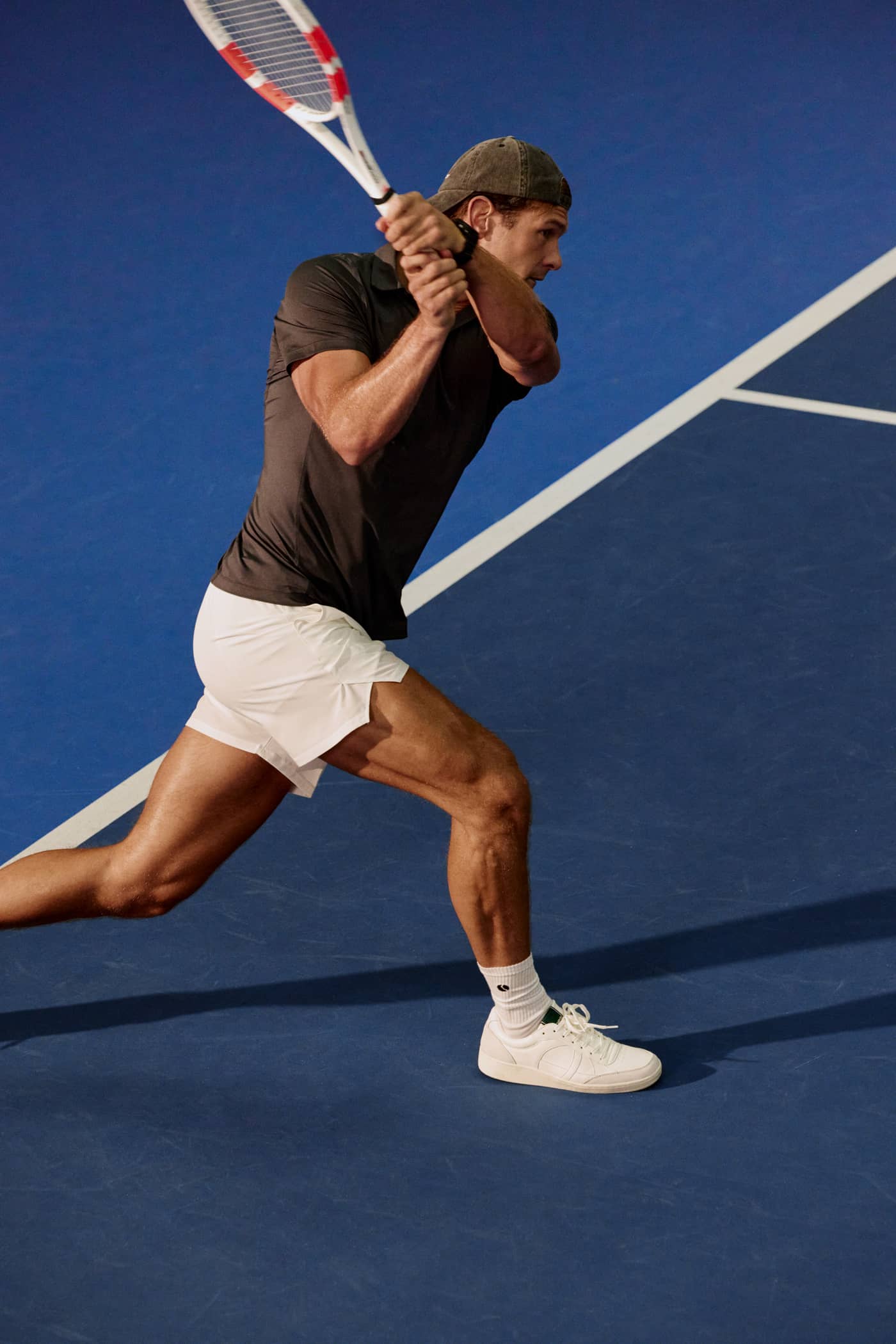 Ace Racquet Shorts 7 inch i Brilliant White (Hvid) i funktionelt skalstof båret af en mand der spiller tennis. - Image 3