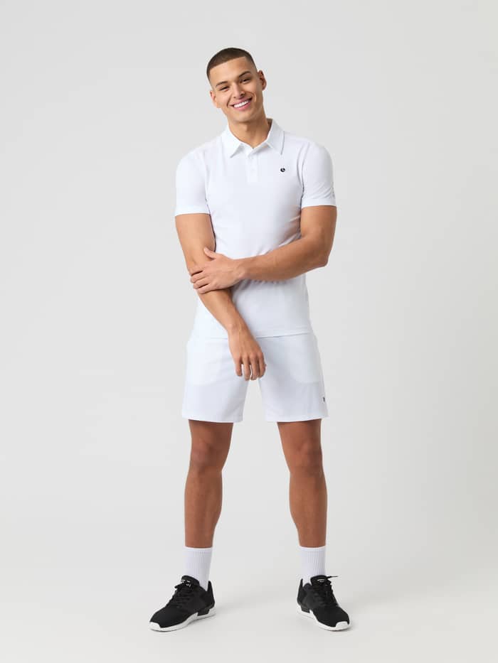 Vue de face d'un homme en Ace Pro Shorts 7 Inch Brilliant White (Blanc) en polyester recyclé avec logo noir pour le tennis. - Image 2